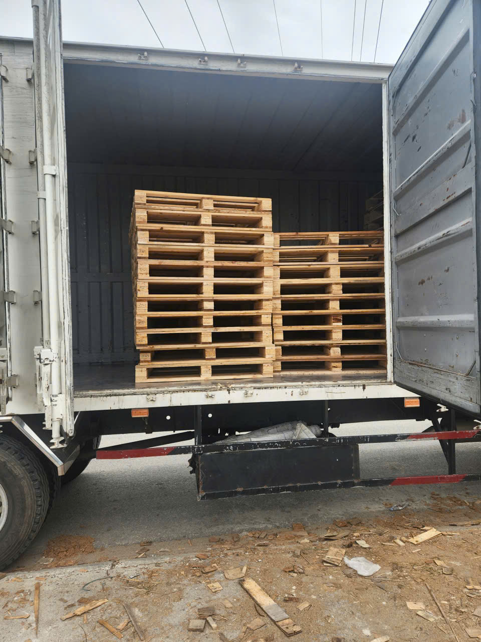 Pallet lên container tại Hoàng Phát