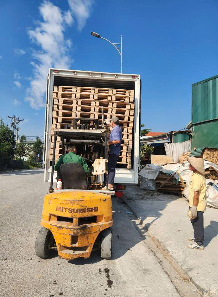 Bốc xếp giao hàng tại Hoàng Phát
